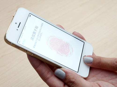 建立Touch ID 指紋時,得先以手指心多次按壓,以便完整採集指紋,之後還逮採集外圈指紋,記者花了十四次採集完畢,據說十四次算次數少的。