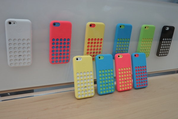 iPhone 5c多樣化色彩搭配各種不同的洞洞彩殼,可衍生出35種顏色變化。