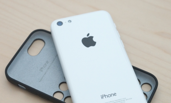 iPhone 5c的彩殼,內襯採用纖維絨毛內裡,避免刮傷原本的彩殼,十分用心。