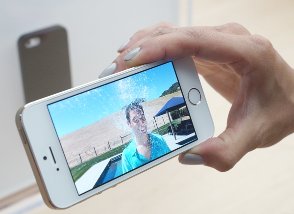 iPhone 5s具備每秒120格的Slo-mo慢動作攝影效果,透過64位元A7處理器加持,慢動作影片瞬間達成。