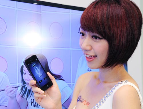 凱擘大寬頻 HomePlay 多螢分享服務,透過 app 就可以讓手機、平板搖身一變成遙控器,開關機、轉台、調音量、查節目,用講的馬 a 通。