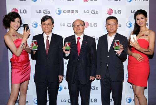 左二起中華電信行動通信分公司副總經理鄭閔卿, 台灣LG電子董事長金柄亨與神腦國際執行總裁林保雍共同推薦LG G2