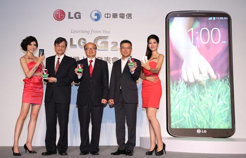 左二起中華電信行動通信分公司副總經理鄭閔卿, 台灣LG電子董事長金柄亨與神腦國際執行總裁林保雍共同推薦 LG G2 旗艦新機