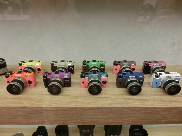 Pentax相機,提供顏色客製化服務,廠商表示交貨期約2週,將繼續向日本原廠爭取縮短為一週。