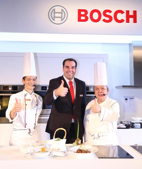 博西家電 BOSCH 台灣區董事總經理 Martin Jaeger 與台菜天王 總鋪師陳兆麟師傅(右) 共同合影