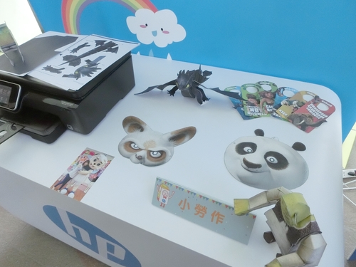 智慧印表機 可當保姆 陪小朋友做勞作