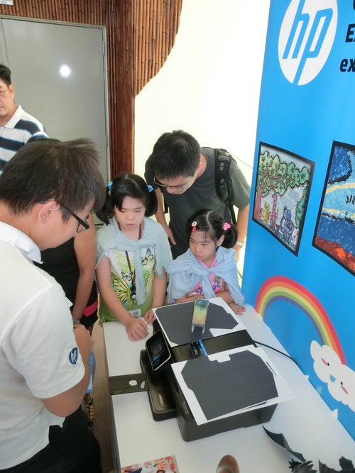 經過工作人員解說,小朋友也可以自己操作印表機App,印出自己有興趣的題材。