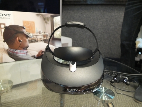 750 吋劇院隨身戴!SONY 發表行動版 3D 頭戴式顯示器 HMZ-T3W