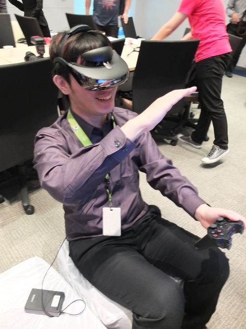 Sony 第三代頭戴式影院 HMZ-T3W,玩「GT5 跑車浪漫旅」遊戲時,如臨現場,當意外撞車時,忍不住想伸手保護自己。