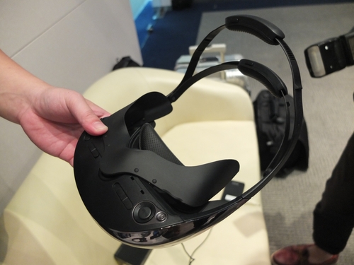 Sony 第三代頭戴式影院 HMZ-T3W,提供遮光配件,觀看電影時,可避免漏光,而打電動時,則可拔掉,透過眼睛餘光操作搖桿、鍵盤。