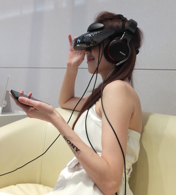 750 吋劇院隨身戴!SONY 發表行動版 3D 頭戴式顯示器 HMZ-T3W