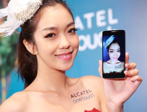 ALCATEL onetouch idol X 具備高像素 1300 後鏡頭、200 萬前鏡頭,內建自動美顏功能,玩美自拍不求人。