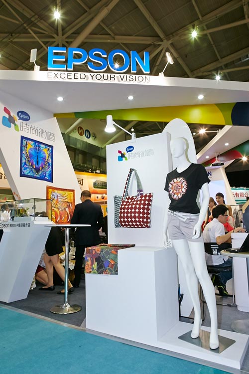 Epson 數位布料印花機器現場印刷整匹布料及 T-shirt,速度和色飽和度皆令人驚艷。