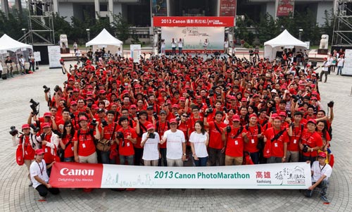 2013 Canon 攝影馬拉松,北高兩地同步開跑。高雄場共有 350 位攝影玩家於高雄市文化中心圓形廣場摩拳擦掌、展開 12 小時的挑戰。