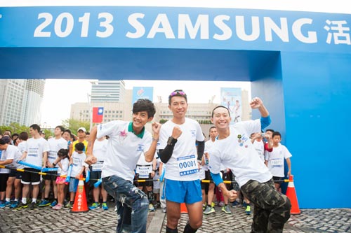 極地超級馬拉松運動員陳彥博與搞笑天團浩角翔起跑三星活力路跑