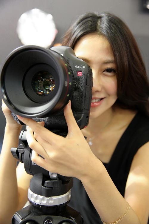 同時具備高解析 4K 影片錄影和 EOS-1DX 拍攝規格的 EOS-1DC 首度降價,特別推薦給專業攝影師及電影工作業者。