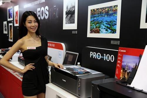 Canon 特別於攝影器材展推出 A3+ 專業噴墨相片印表機優惠,買就送價值 $3,980 的兩種頂級相片紙,體驗不同紙材的輸出魅力。