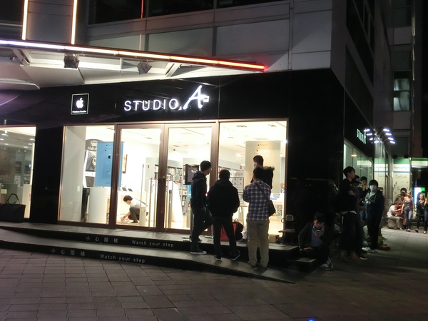 12點左右,已有十餘名民眾在威秀Studio A門口排隊。