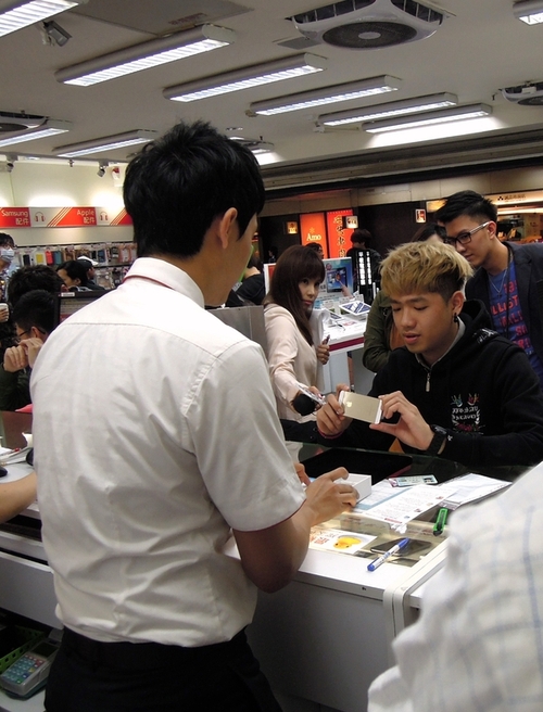 全台首位買到iPhone 5s 的杜先生,在早上七點到手,購買金色iPhone 5s,被稱與頭髮顏色十分適配。