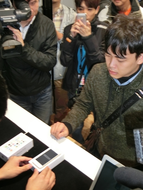 Studio A首位買到iPhone 5s的張姓民眾。