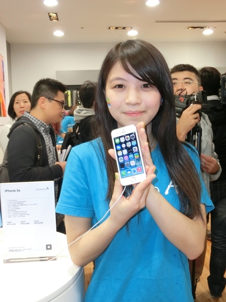 Studio A威秀直營店,派出正妹Dada待客,並將彩色蘋果彩繪於臉上,十分吸睛。