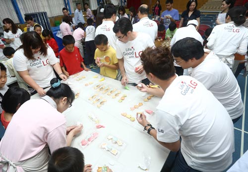 LG 員工化身希望特派員參與送希望到偏鄉活動與福山國小孩童互動