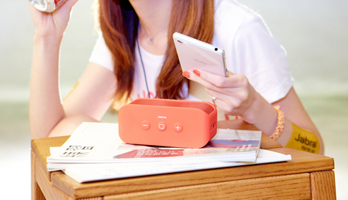Jabra SOLEMATE 可攜式藍牙喇叭全系列裝載 NFC 功能,快速連接裝置,播放音樂一秒不漏拍。