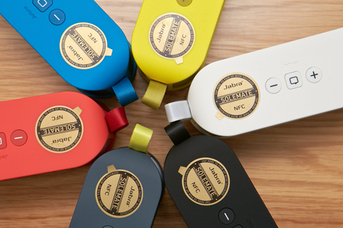 藍牙耳機廠商 Jabra 推出六色 SOLEMATE NFC可攜式藍牙喇叭,可和 Jabra Sound App 2.0 結合使用,為 Youtube 線上音樂加上杜比高品質環繞音效,售價 5990 元