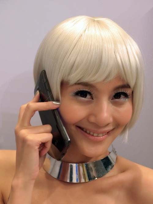 LG 首款曲面智慧手機 G Flex 25000有找!