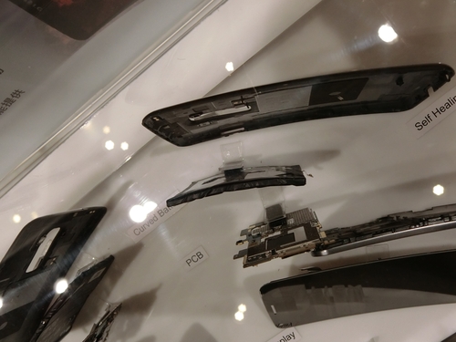 G Flex 整支手機接考慮到曲面設計,包括可彎折的電池。