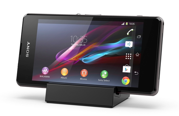 Xperia Z1 Compact搭配DK32磁性充電底座,完美的瀏覽角度,讓您在充電時也能通話、觀賞影片、聆聽音樂。