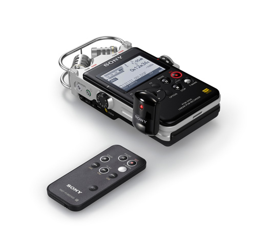 PCM-D100 無線遠端遙控,內建 32GB 超大儲存容量,並可插卡擴充,全新 PCM&MP3 雙軌與跨記憶體錄音功能,錄製播放輕鬆上手。