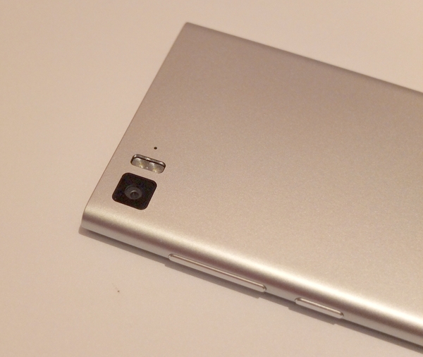 採用1300萬低照度感光元件、飛利浦雙閃燈。