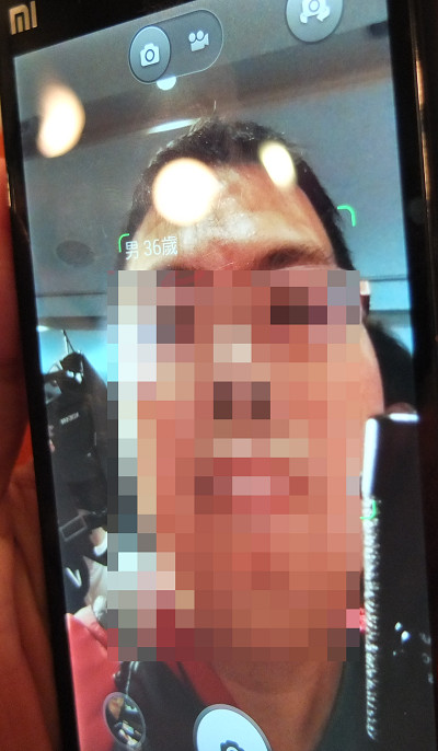 神奇的智慧美肌功能,可以偵測出性別與年齡(圖中為男36歲),下次遇到正妹,秀出魔鏡自拍,即可得知對方年齡、性別?