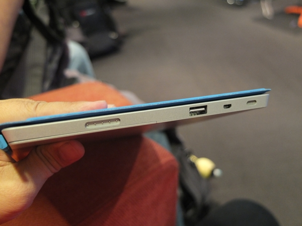 Surface 2 右側提供 USB 3.0 與電源連接埠。