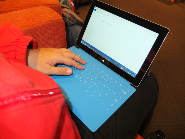 Surface 2 支架可依置於桌上或膝上不同需求,張開不同角度(24度或40度)。