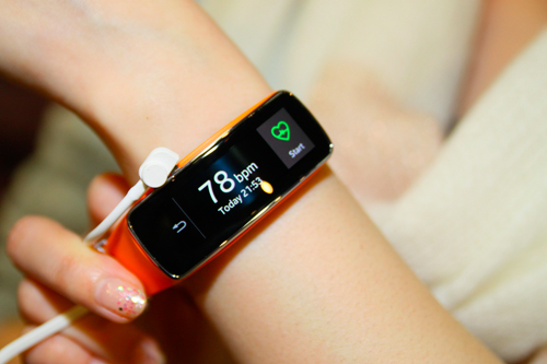 Samsung Gear Fit 可透過與 GALAXY 智慧型手機連線,讓使用者在行動間或任何地點,隨時掌握電話、電子郵件、簡訊、鬧鐘、S-Planner 以及第三方應用程式等即時訊息