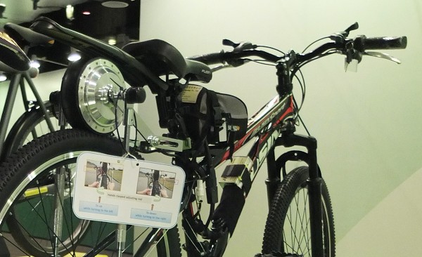 只要15分鐘,掛上動力輪,就變成可踩踏充電的電動自行車。