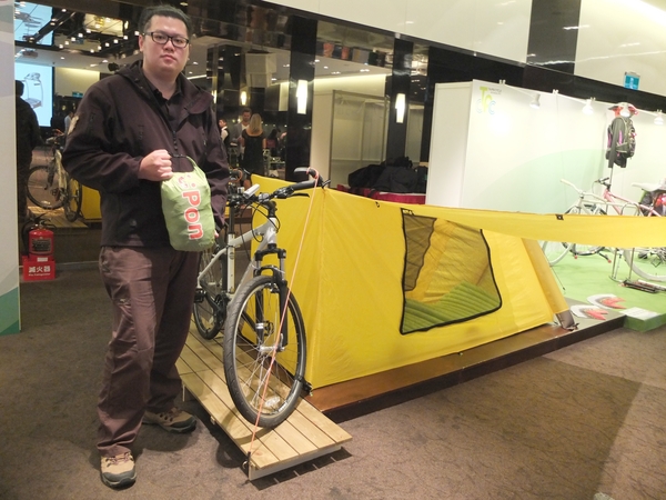 單車帳篷,摺疊後如手中小袋,方便攜帶。