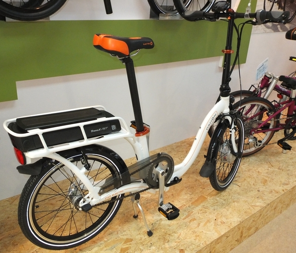 Dahon(大行科技)推出多年前20吋Ciao的電動升級版,具備五段變速、三段自動動力輔助調整,精心打造的後座,加上坐墊也可載人,所有線路採內藏方式,達到極簡美學。