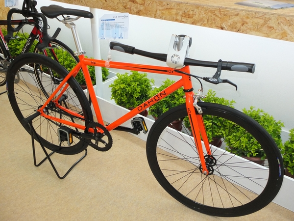 Dahon(大行科技)最新研發的Trip 700C 旅行車,具備快拆龍頭,可輕易將把手轉向,方便都市民眾載小空間收納。