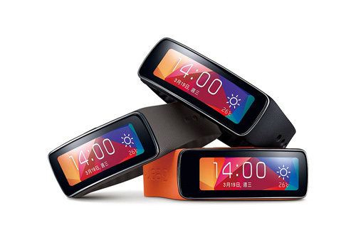榮獲2014 MWC最佳新行動裝置大獎的Samsung Gear Fit為業界首款曲面Super AMOLED 穿戴式裝置,讓使用者隨心掌握個人與運動生活,並能隨時隨地保持連線