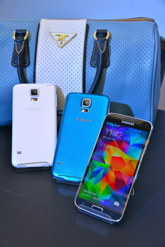 三星全新旗艦智慧機GALAXY S5磅礡襲台