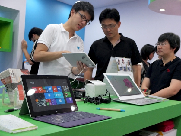 台灣微軟特別在台北信義區香榭大道舉辦一連三天的Windows XP告別趴,邀請街頭藝人一起陪民眾向Windows XP說「881」,並提供最新版本的Windows 8.1供民眾體驗。