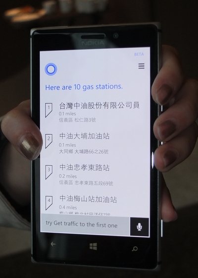 Cortana也能尋找附近加油站。