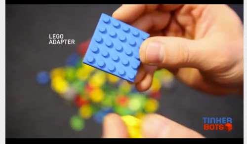 可用 Lego 轉接板跟 Lego 積木結合,畫面擷取自 TinkerBots 介紹影片