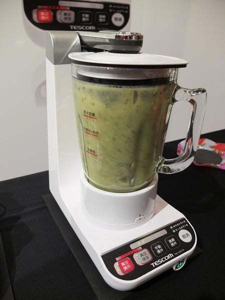 抽到0.3氣壓後,便開始進行一般正常果汁機攪拌行程。
