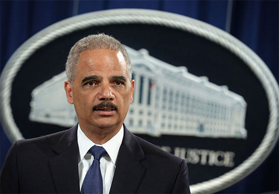 美國司法部長 Eric Holder 在昨天的記者會上宣布將對五名中國解放軍軍官進行起訴，圖片來源：法新社
