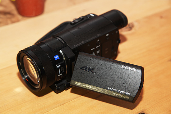 FDR-AX100 可說是首部一般人能接受的 4K 攝影機