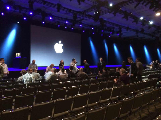 Apple WWDC 展前直擊 人潮!抗議!還有名車!